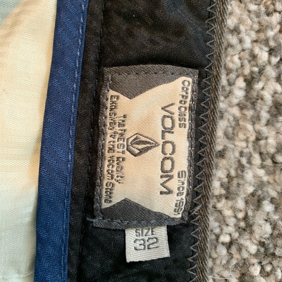 Volcom shorts - Picture 2 of 3